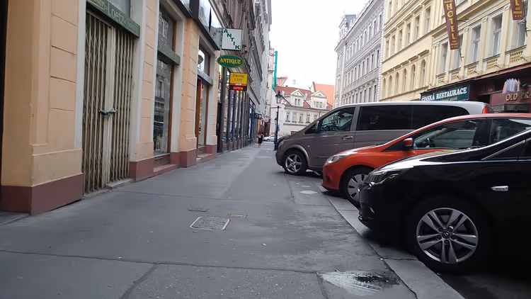Straat met auto's en gebouwen in het centrum van Praag
