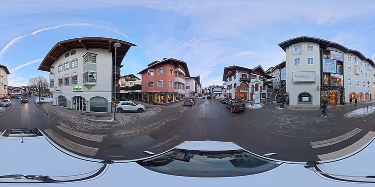 Verschneite Straße in Kitzbühel, Tirol