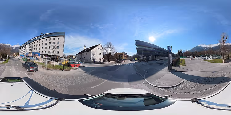 Straße mit Hotel und Bergen, Panorama aus einem Auto