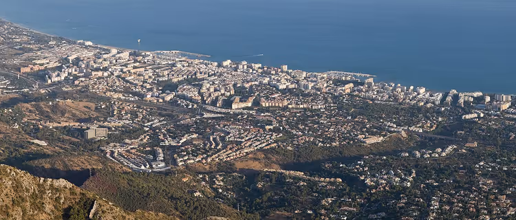 La Concha dağından Marbella ve denizin görünümü