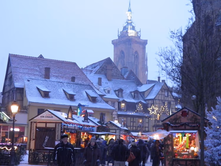 Colmar'ın eski şehrindeki Noel pazarı