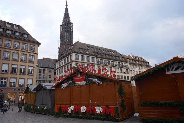 Kraampjes op het plein bij de torenspits van de kathedraal van Straatsburg