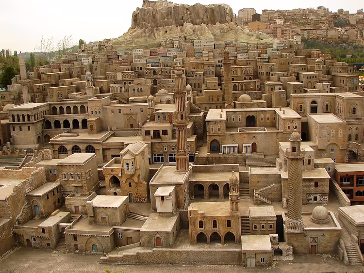 مجسم مصغر لمدينة ماردين ببيوتها الحجرية وقلعة على صخرة