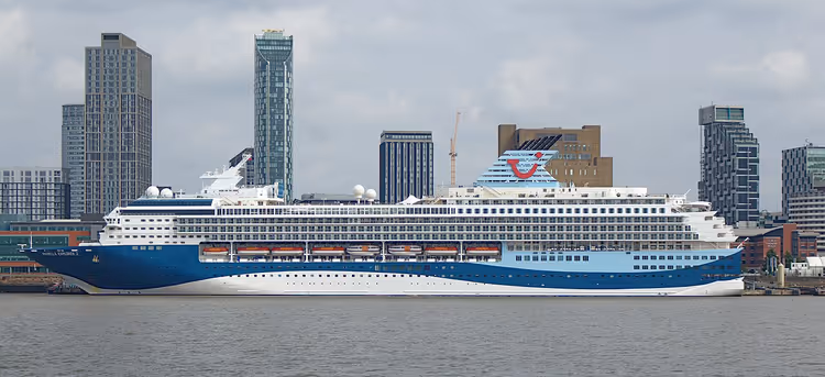Cruiseskip til kai med byen i bakgrunnen