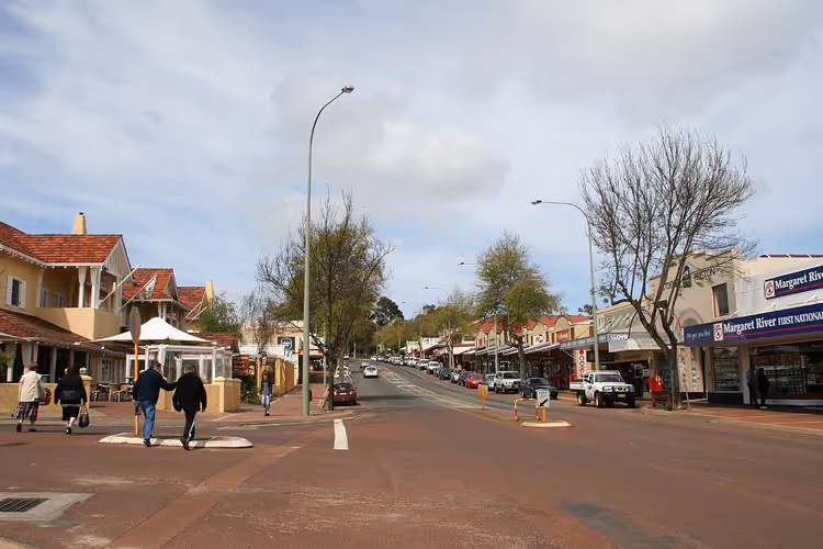 Straat in het stadje Margaret River met winkels en borden