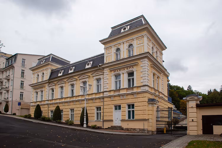 Hotel Maria Spa-bygning med skilt på fasaden