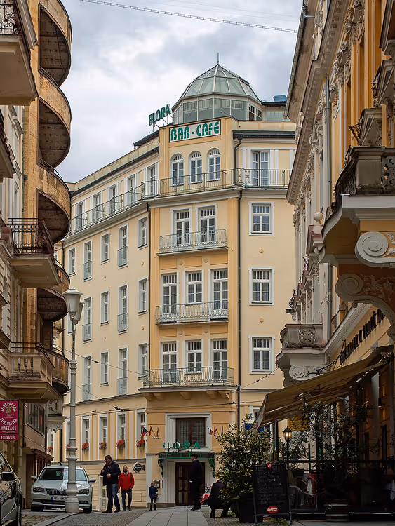 Gul Hotel Flora-bygning med skilt på taket
