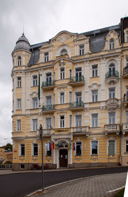 Gul fasade på Hotel Belvedere med hjørnetårn