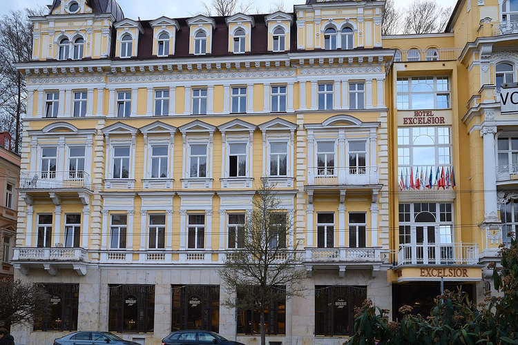 Gul fasade på Hotel Excelsior i Mariánské Lázně