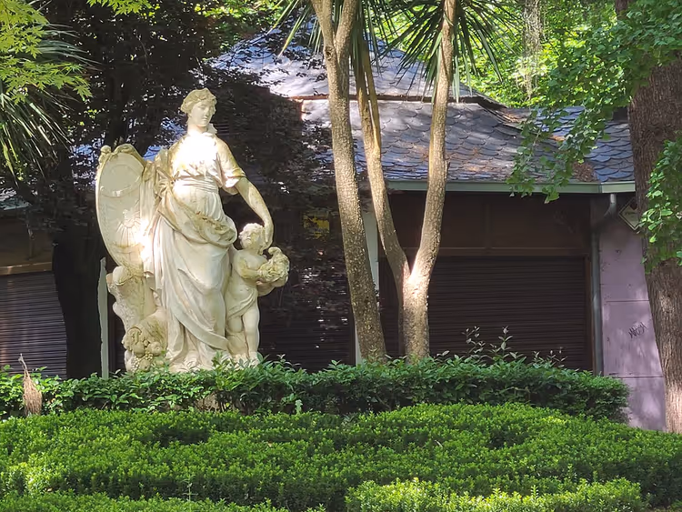Sculpture d'une femme avec un enfant dans un parc à Pampelune