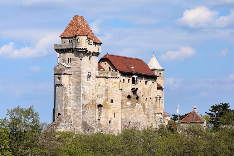Liechtenstein slott på en høyde på en klar dag