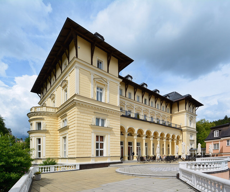 Gul fasade på Hotel Falkensteiner med arkade