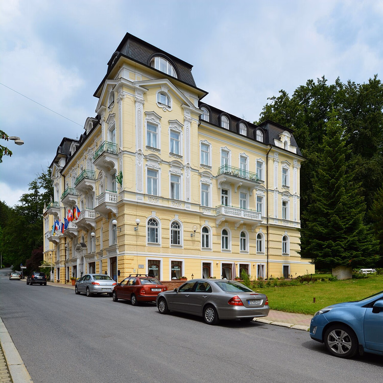 Gul fasade på Hotel Westend på en sommerdag