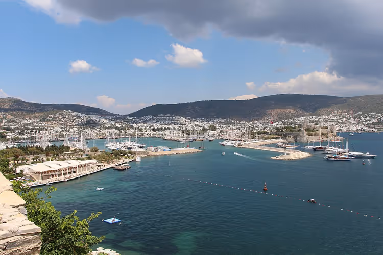 Panorama av Bodrum Marina med yachter og havet