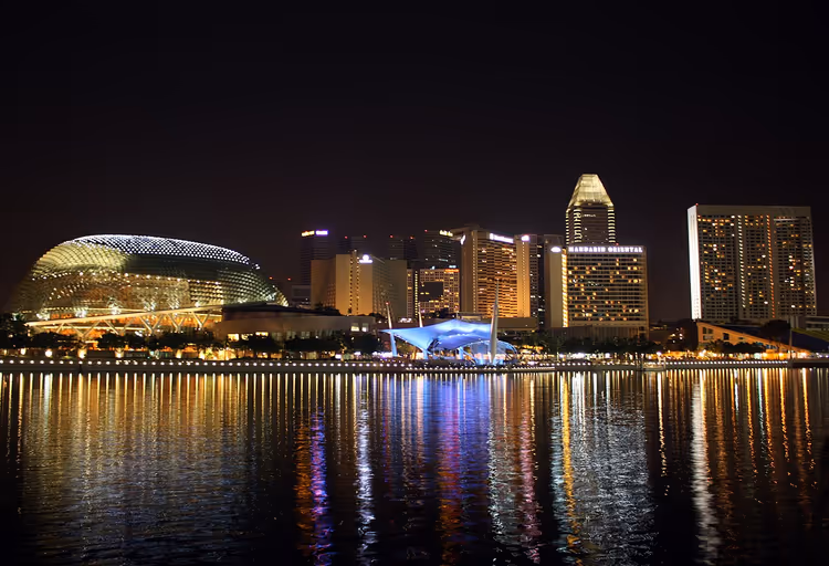 Marina Bay'ın suya yansıyan gece panoraması