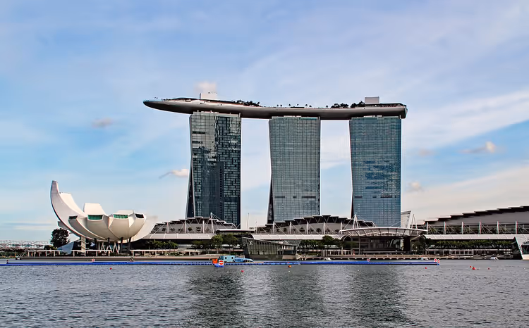 Marina Bay Sands Hotel am Abend auf der anderen Seite der Bucht