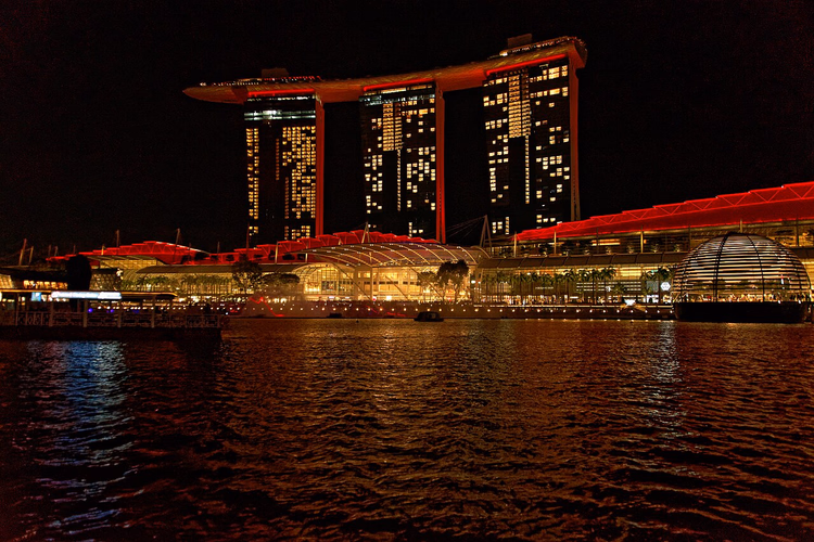 Marina Bay Sands w czerwonym podświetleniu nocą