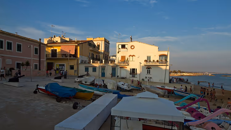 Deniz kenarında Marina di Ragusa sahilinde tekneler