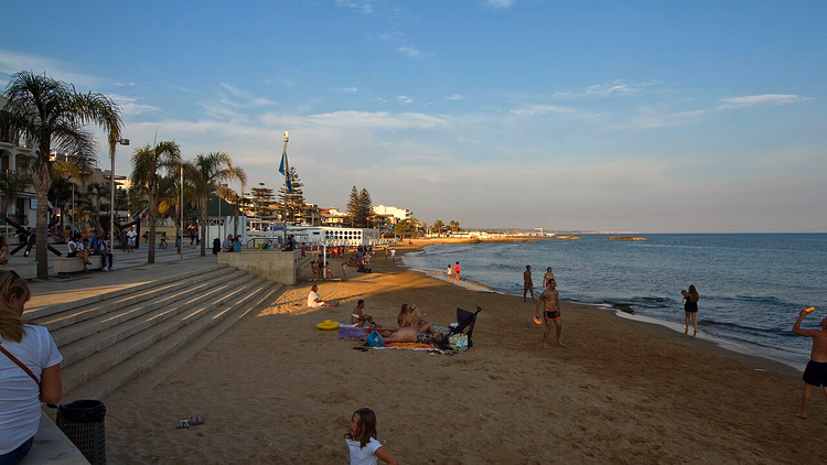 Zandstrand en met palmen omzoomde promenade van Marina di Ragusa