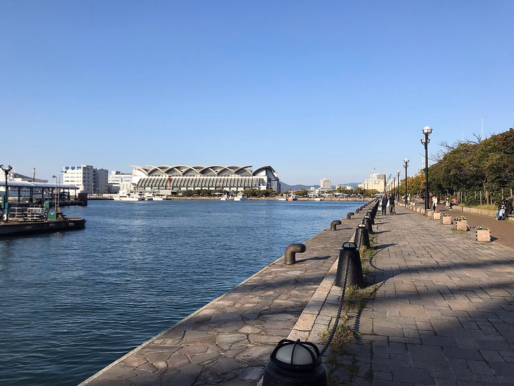 Hakata Limanı sahil şeridi ve Marine Messe fuar merkezi