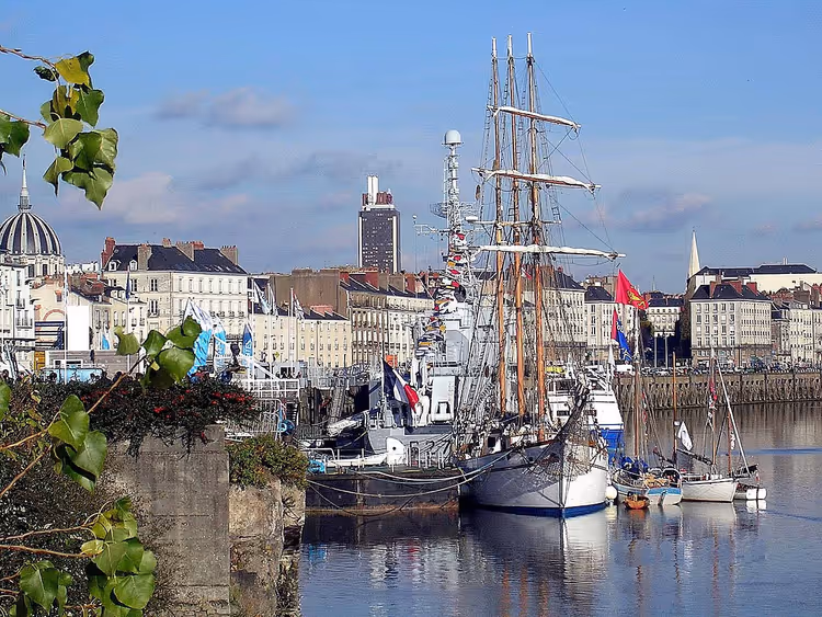 Luzes noturnas na frente ribeirinha de Nantes