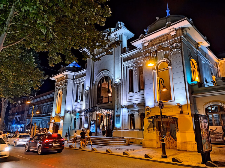 Marjanishvili-Theater in Tiflis bei Nacht