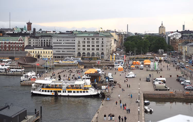 Marktplein in Helsinki met kade en boten