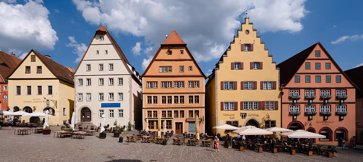 Renkli ev cepheleriyle Rothenburg pazar meydanı