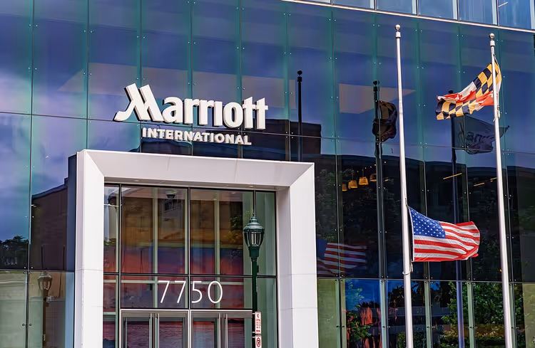 Inngangspartiet til Marriott Internationals hovedkontor med skilt og flagg