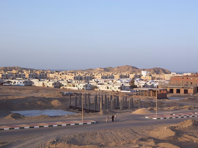 Utsikt over Marsa Alam med uferdige bygninger