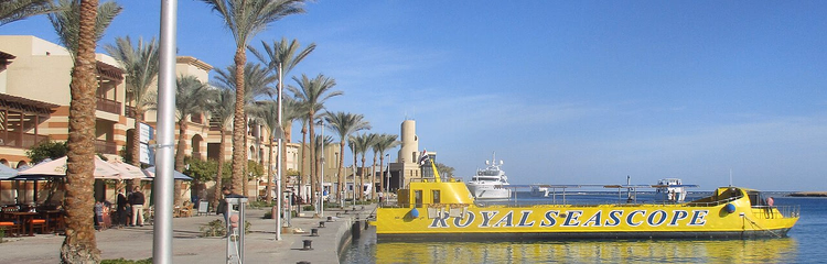 Sarı bir denizaltıyla Port Ghalib Marina yürüyüş yolu