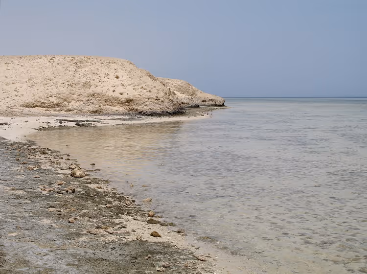 Woestijnkust met ondiep water bij Marsa Alam