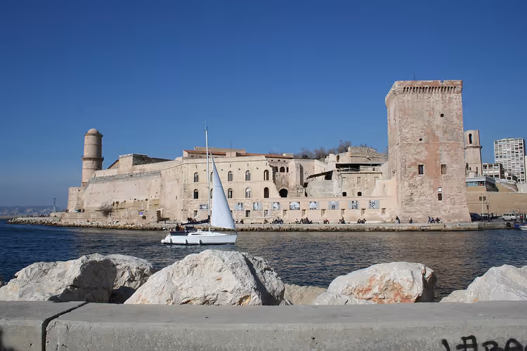 Det historiske Fort Saint-Jean ved sjøkanten