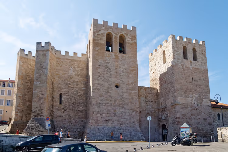 Den befestede fasaden til Saint-Victor-klosteret i Marseille