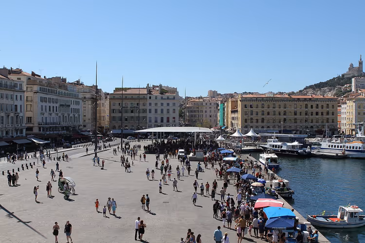 Folk på strandpromenaden ved Vieux-Port i Marseille under Ombrière-taket
