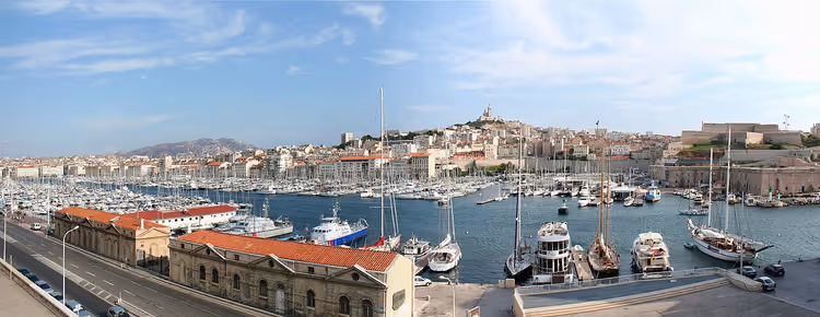 Panorama over Vieux-Port i Marseille med yachter og strandpromenaden