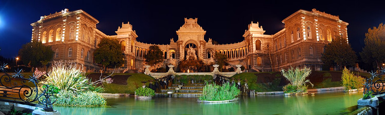 Palais Longchamp i Marseille med sine fløyer om natten