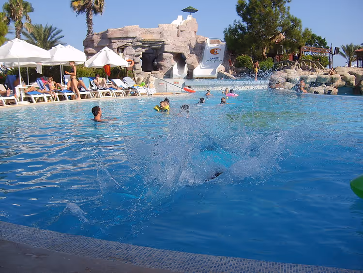 Su kaydırakları ve şezlonglarla Marti Myra otel havuzu