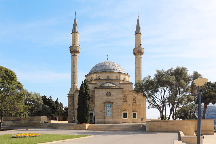 Şehitler Hıyabanı'nda iki minareli Şehitler Camii