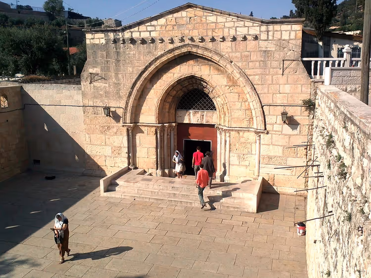 Fasaden til kirken ved jomfru Marias grav i Jerusalem