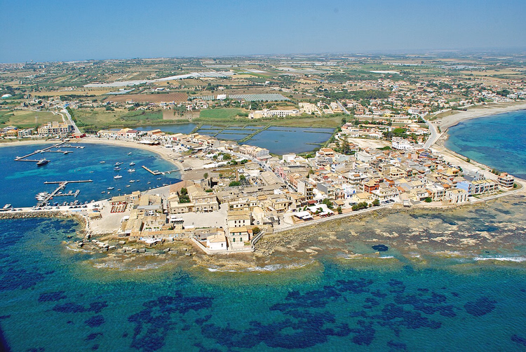 Marzamemi van bovenaf: haven en turquoise zee