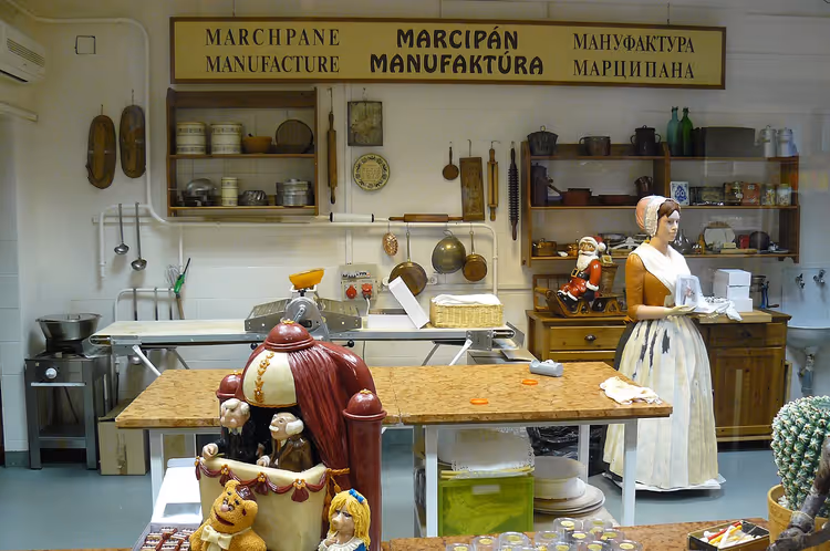 Tentoonstelling van de Marsepeinfabriek met marsepeinen figuren