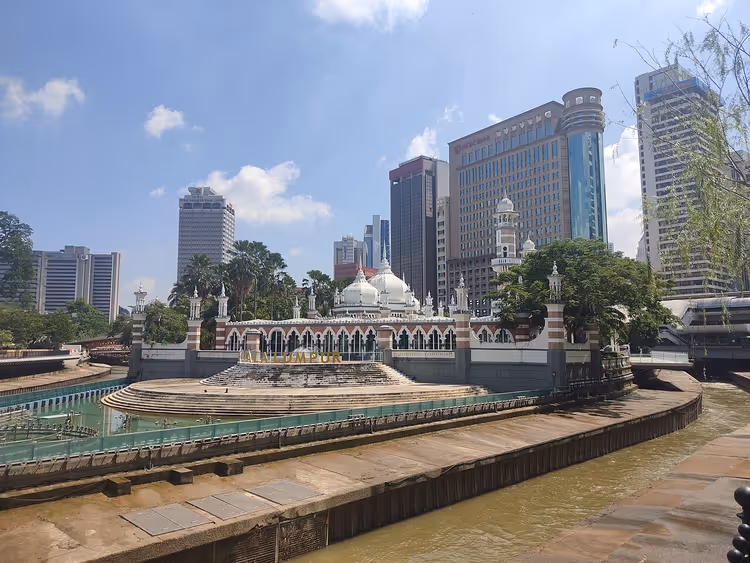 Jamek-Moschee und Wolkenkratzer von Kuala Lumpur