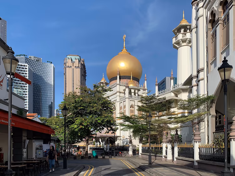 Sultan-Moschee mit ihrer goldenen Kuppel am Morgen