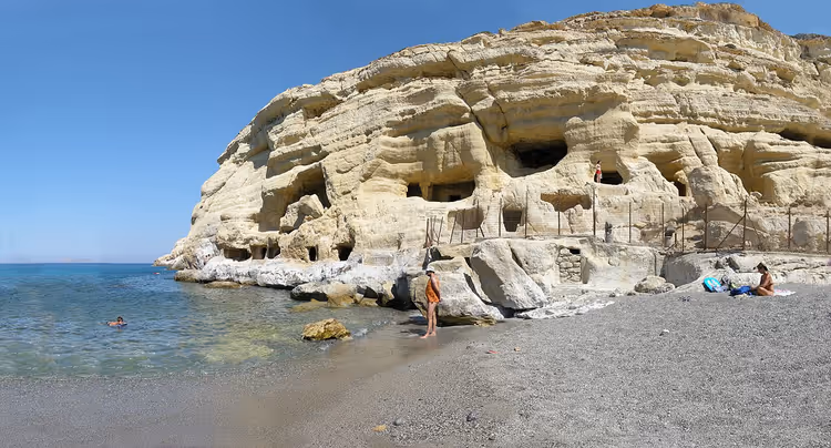 Klippe mit Höhlen über dem Strand von Matala