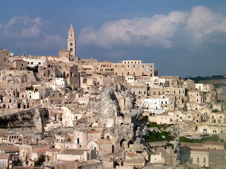 Panorama over Sassi di Matera med et klokketårn