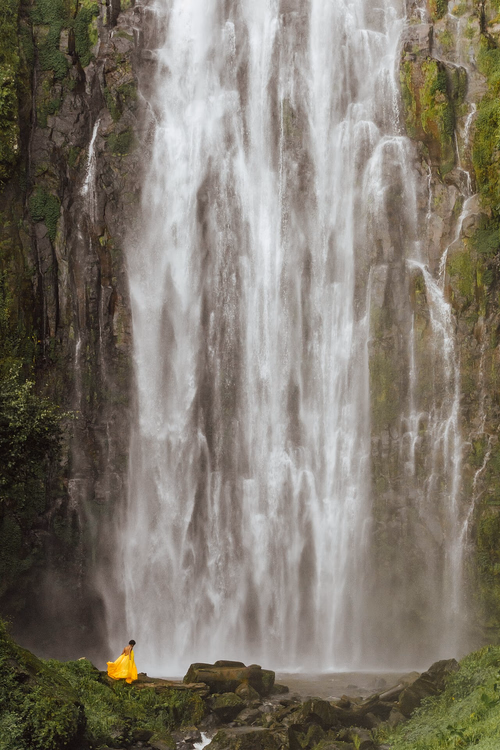 Materuni-waterval en een persoon aan de voet ervan