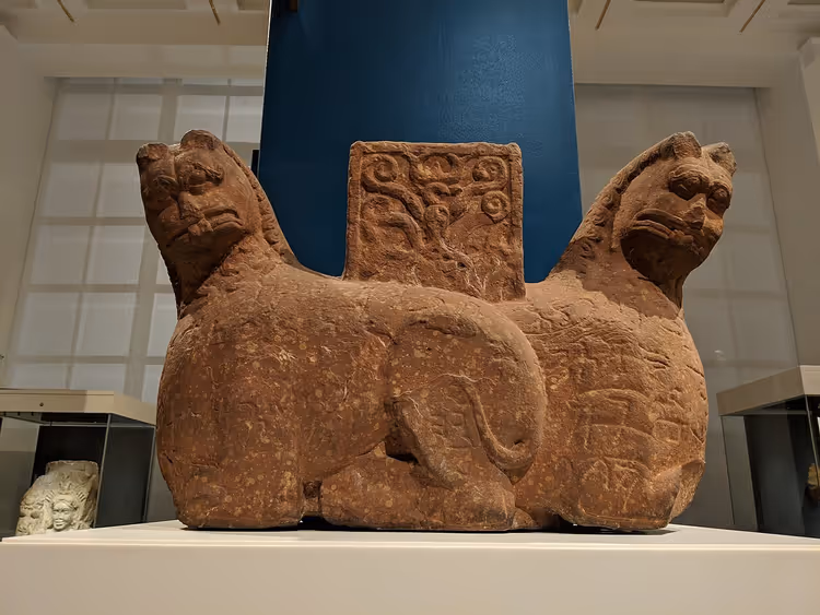 Antik yazıt ve kabartmalı Mathura aslan başlığı