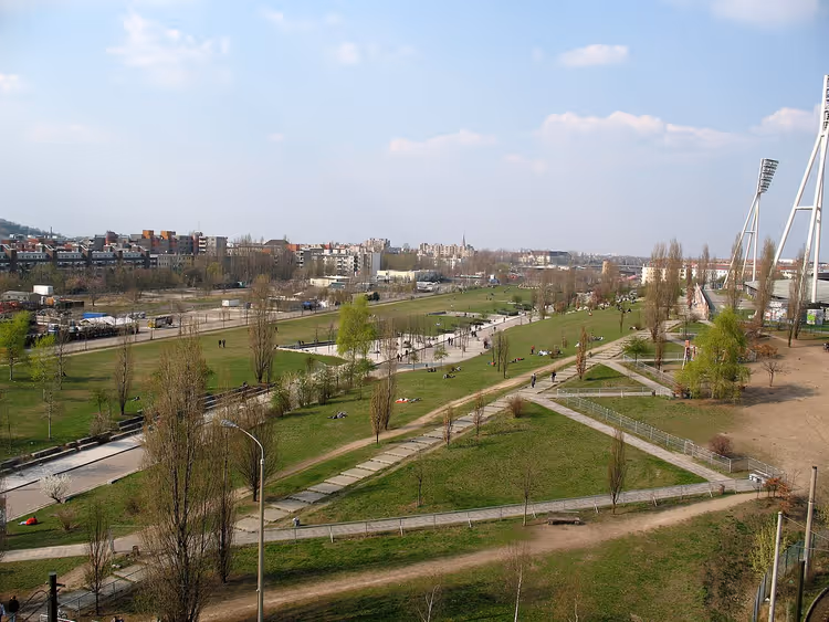 Vihreä Mauerpark polkuineen ja valonheittimineen