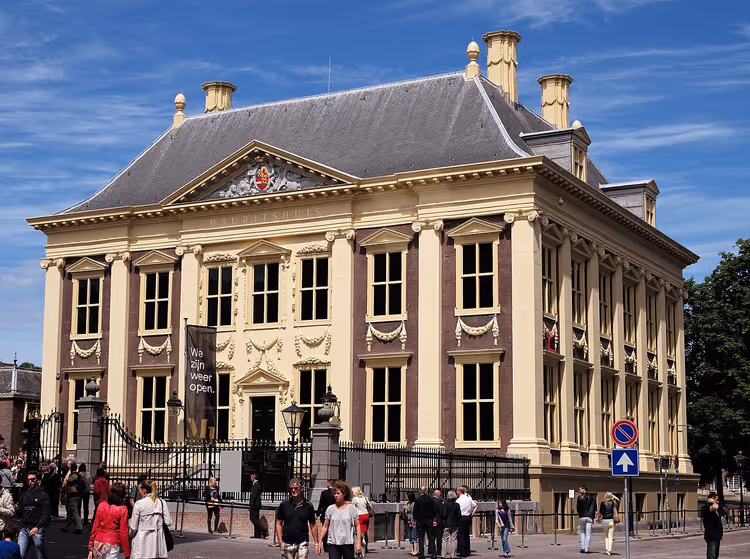Fasaden til Mauritshuis med besøkende